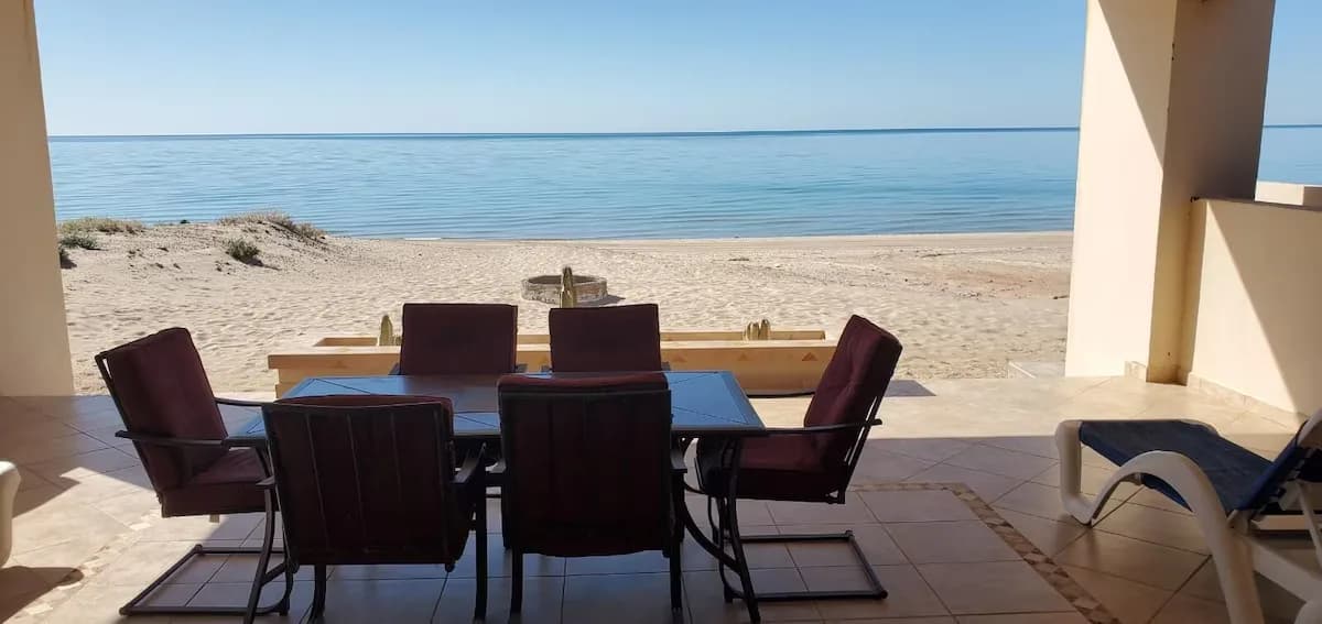 Winter Specials on Beachfront! 5 Bdrm 4 bath sleeps up to 18 in beds.