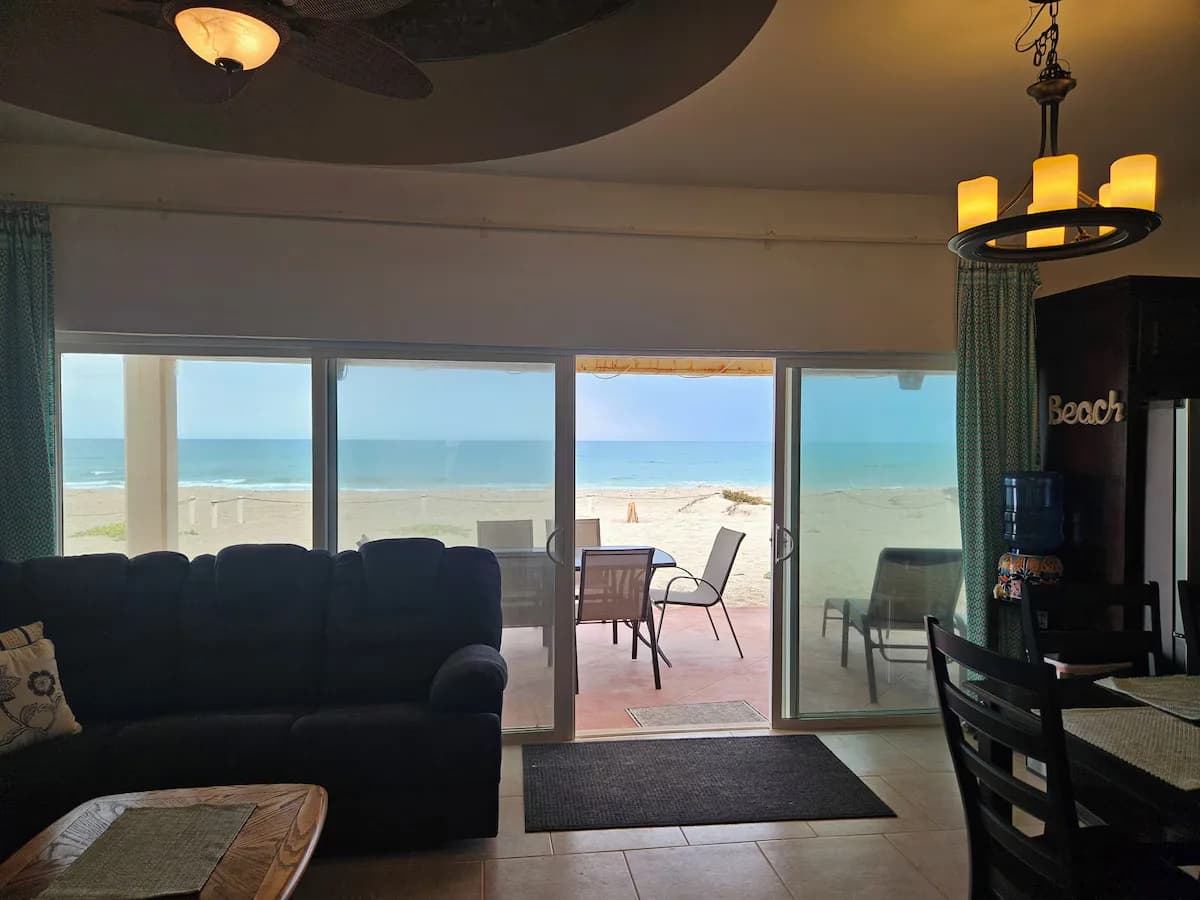Oceanfront 3 bdrm home. Miramar Escape. AC, Wi fi, Icemaker. Beach!
