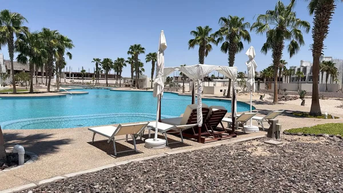 3 Bdrm 3 Bath 1st Flr condo Mayan Lakes. Access to the Mayan Palace. Pets yes!